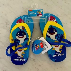 🦄3/$15 Baby Shark Sandals NWT